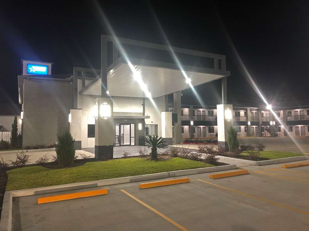 Americas Best Value Inn & Suites Northeast Houston I-610 Exterior photo